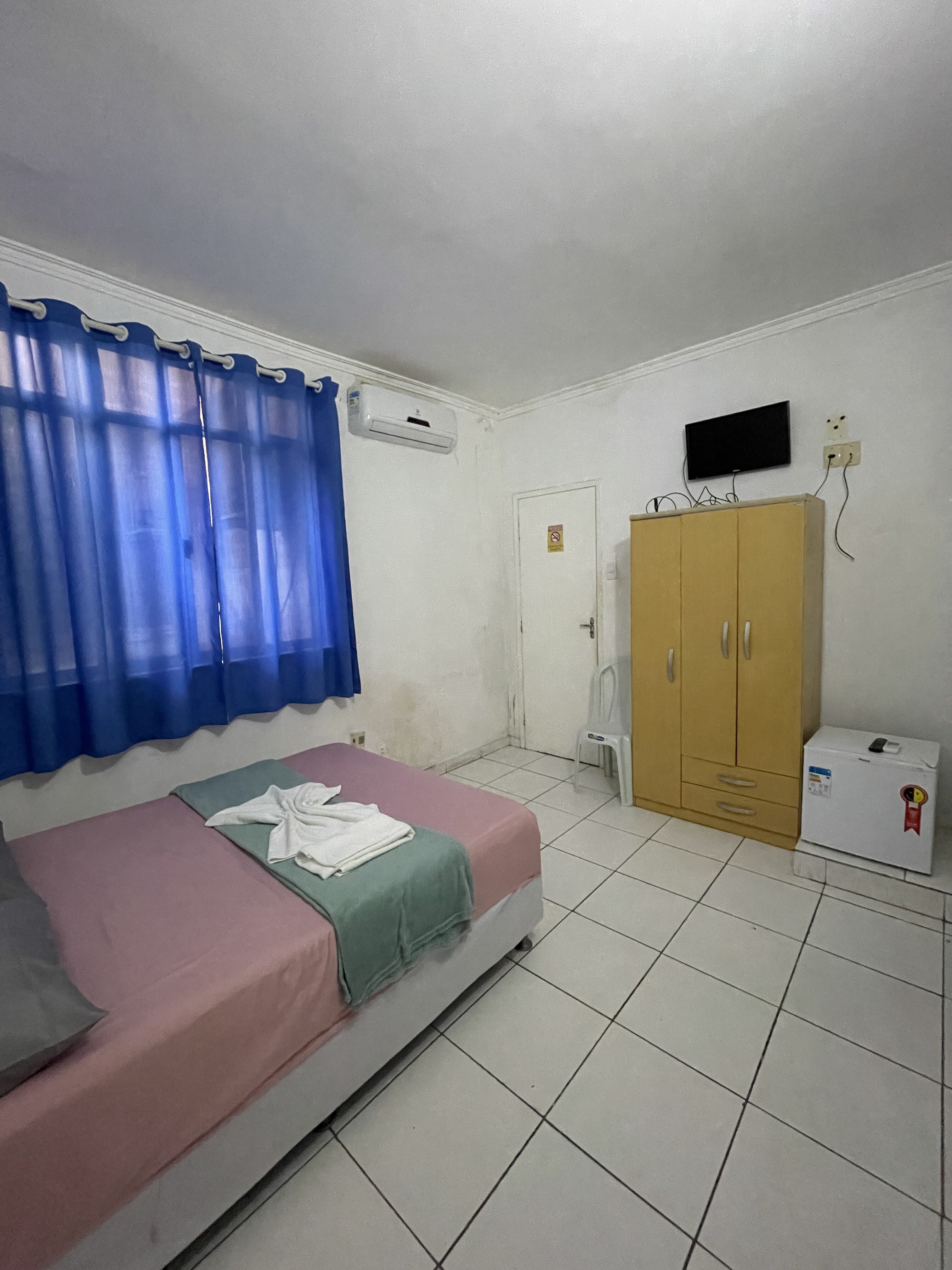 Quarto Individual Hotel Diamantinas no Centro de Serrinha