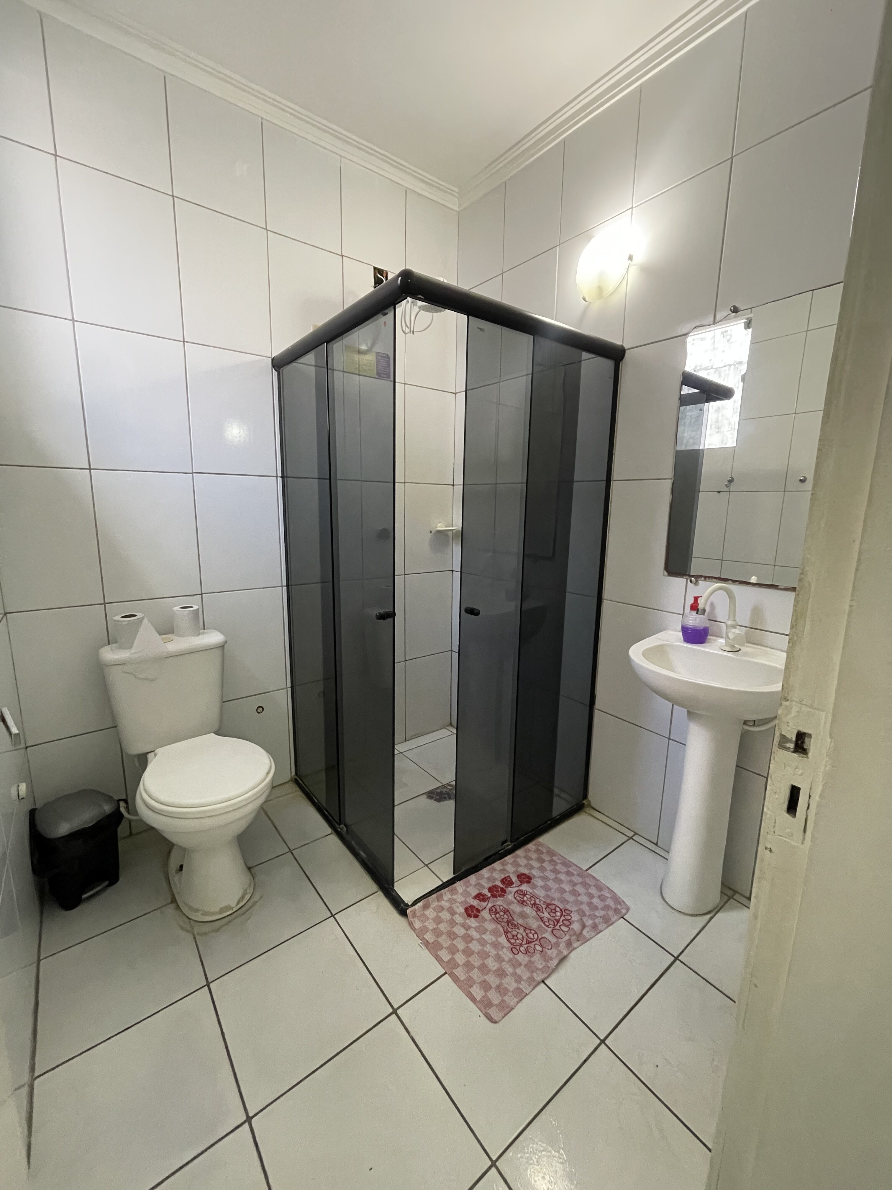 Banheiro do Quarto Casal Hotel Diamantinas no Centro de Serrinha